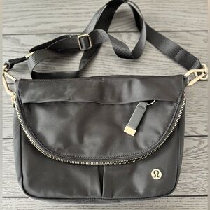 Lululemon All Night Festival Bag 5L in Black/Gold